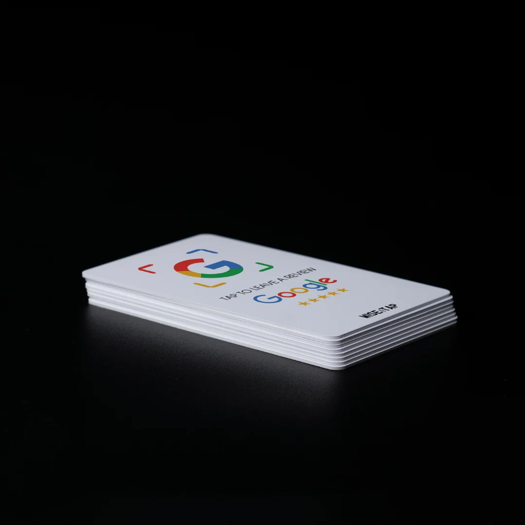 En bunt NFC-baserade Google Review-kort ligger på en mörk yta
